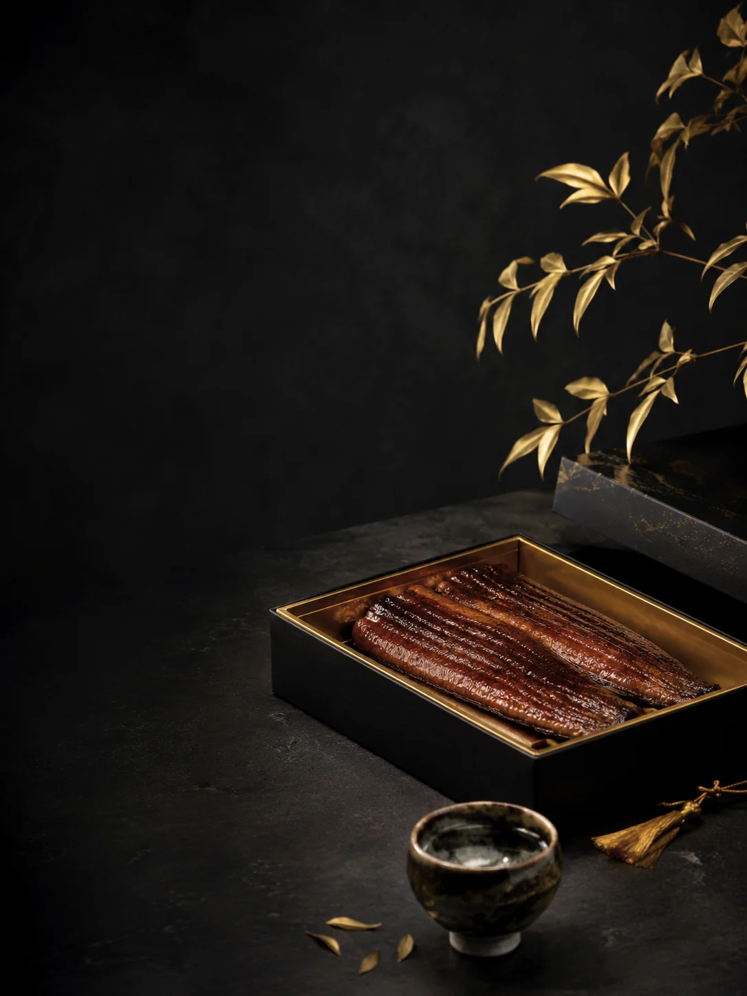 黒金の器と蒲焼の静物